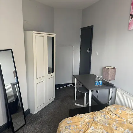 En-suite Double In Ls12 Hotel Leeds (West Yorkshire)